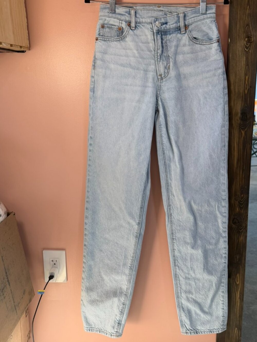 AE High‑Rise Baggy Straight Jeans – Light Wash – Long – Size 26